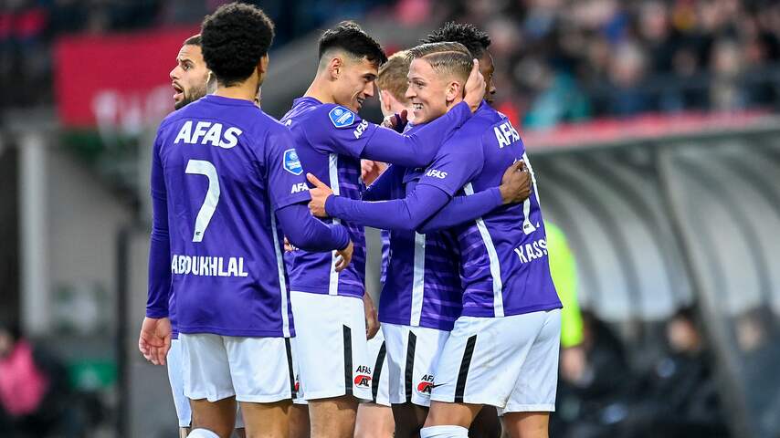 AZ wint mede door dubieuze goal bij NEC en komt op één punt van ...