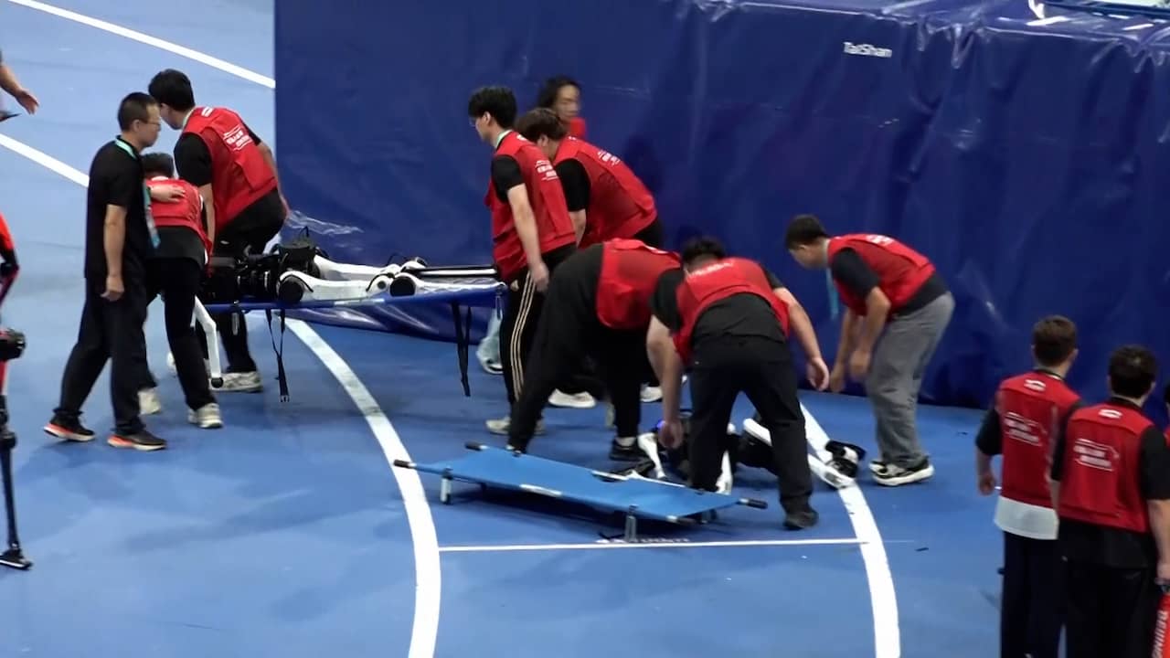 Robot wordt op brancard afgevoerd na record op de 100 meter