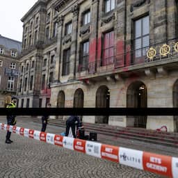 Pro-Palestijnse organisatie bekladt Koninklijk Paleis op de Dam met rode verf