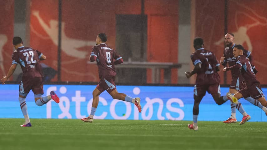 Vitesse beëindigt negatieve reeks, spektakelstuk met acht goals bij VVV-Jong AZ