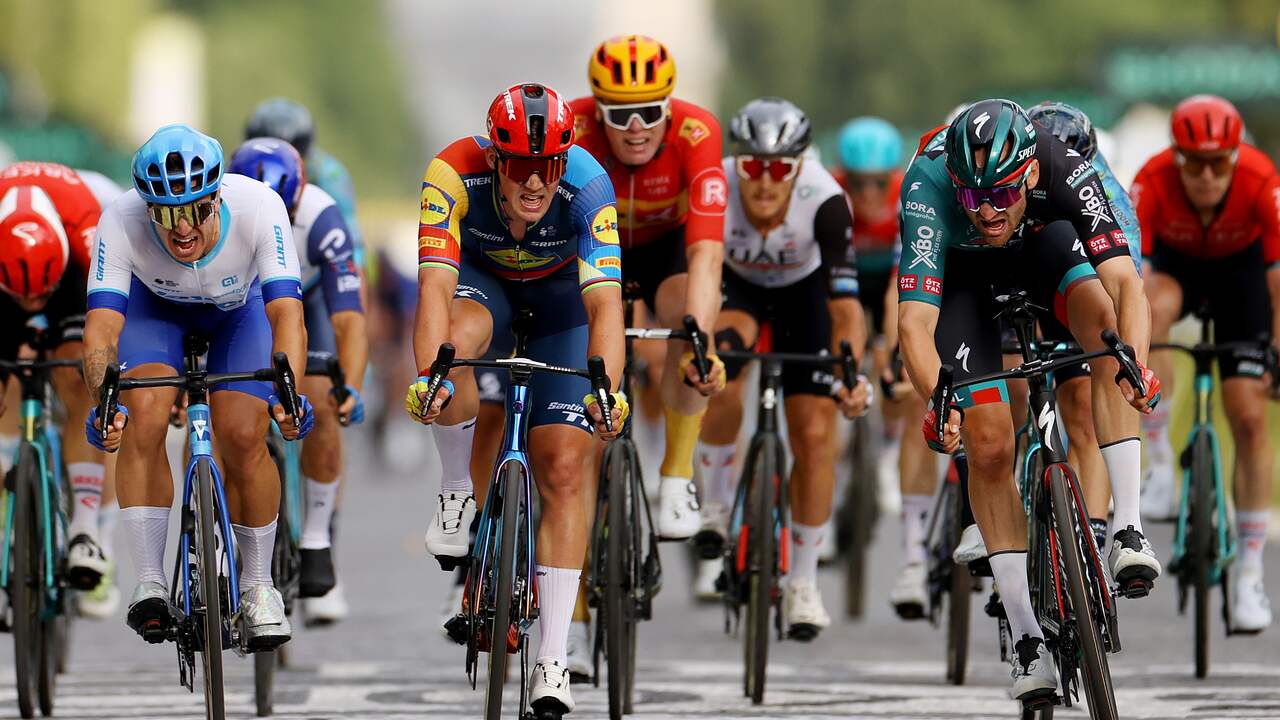 Bekijk de verrassende sprintzege van de Belg Meeus op de Champs-Élyées ...