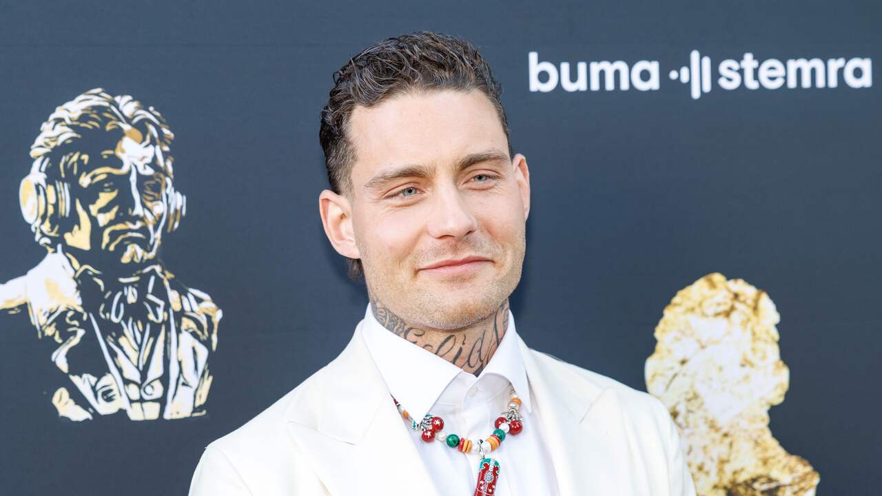 Foto bij Douwe Bob en zijn vrouw Anouk verwachten opnieuw een kindje: 'Februari'