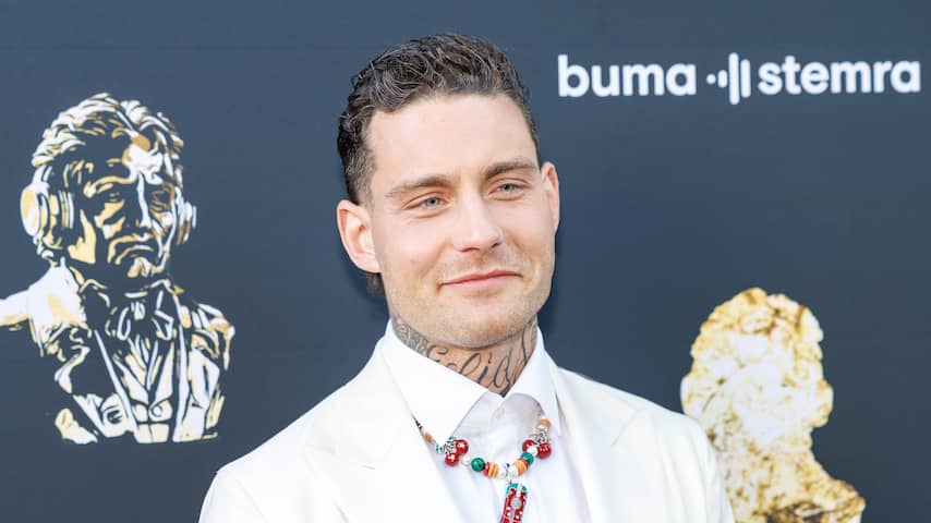 Douwe Bob spant kort geding aan tegen Yeşilgöz om tweet over 'Jodenhaat' | Muziek | NU.nl