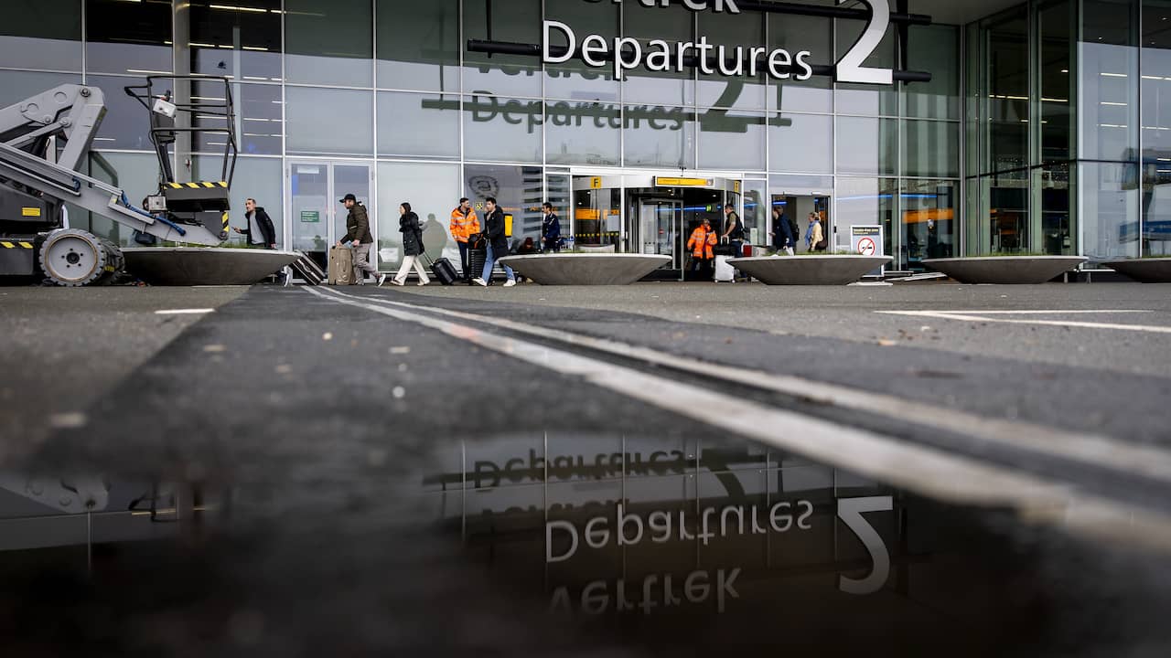 Schiphol waarschuwt voor lange wachtrijen bij beveiligingscontrole