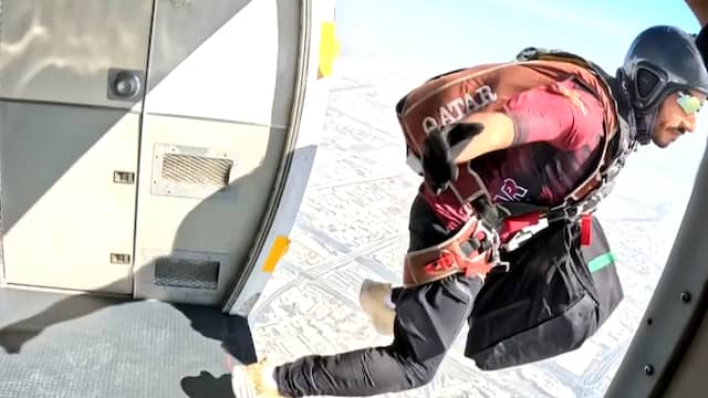 Parachutisten geven show boven Qatarese stad voor VN-top