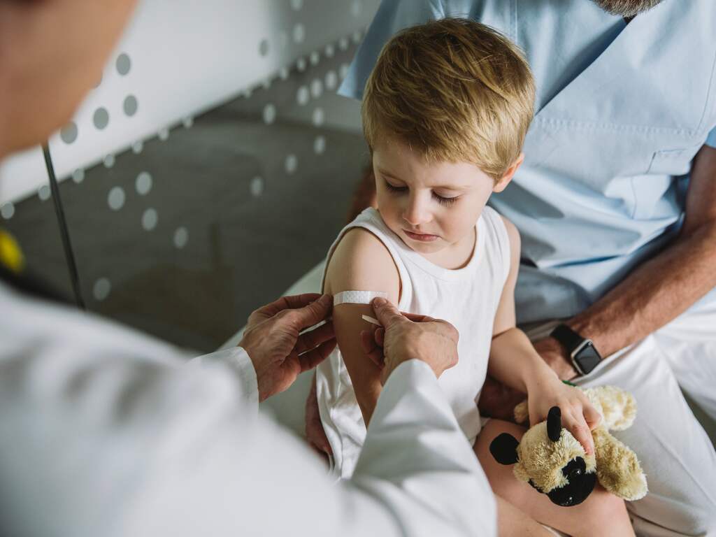 Kind krijgt vaccin
