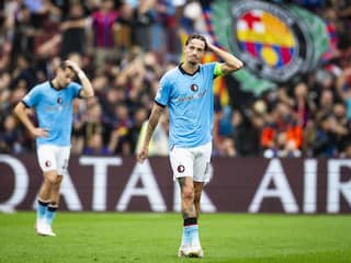 Machteloos Feyenoord lijdt ruime nederlaag bij Barcelona in Champions League