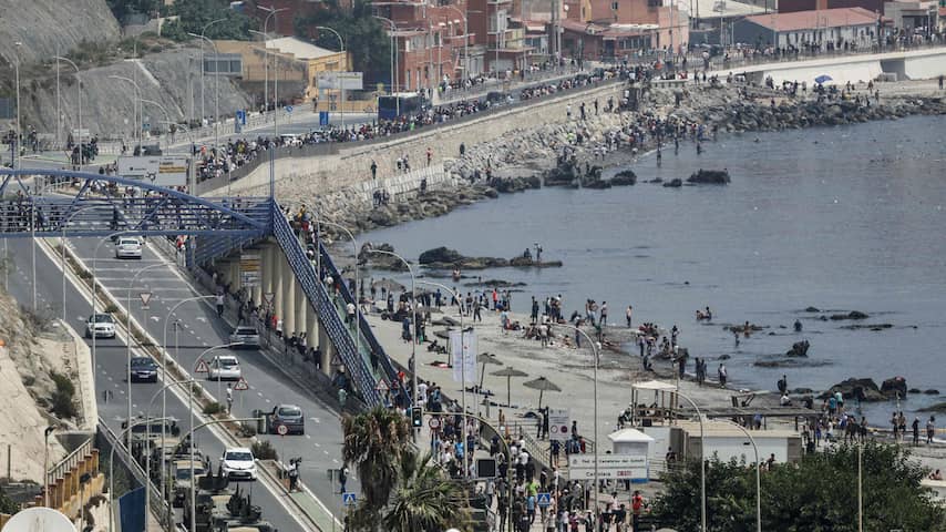 Italië en Spanje heffen grenscontroles op na migrantencrisis rond Ceuta