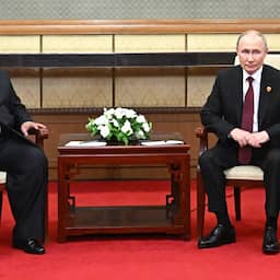 Kim Jong-un belooft Poetin 'volledige steun' en schudt hand Zuid-Koreaanse politicus