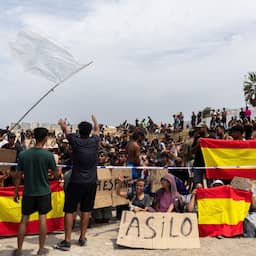 Honderden migranten demonstreren in Ceuta voor asiel