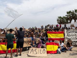 Honderden migranten demonstreren op strand in Ceuta en eisen asiel