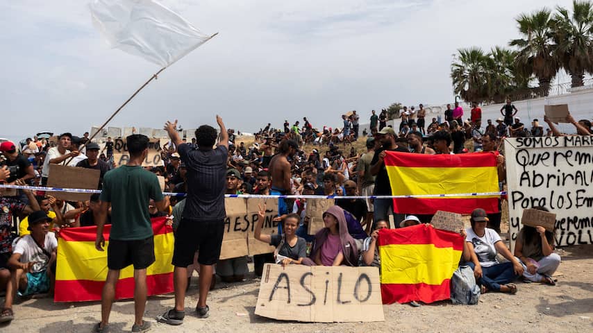 Honderden migranten demonstreren op strand in Ceuta en eisen asiel
