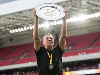 AZ-coach Echteld viert tweede prijs, maar heeft forse kritiek op Gözübüyük