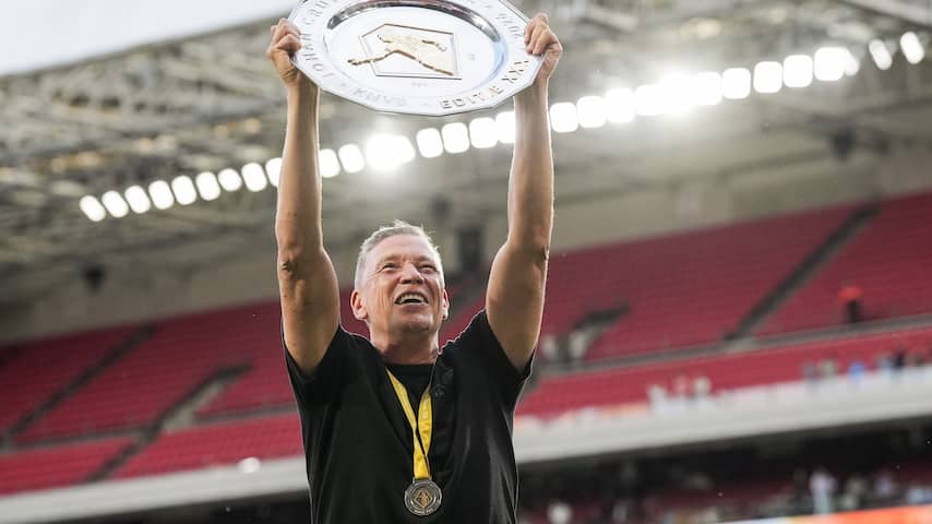 AZ-coach Echteld viert tweede prijs, maar heeft forse kritiek op Gözübüyük