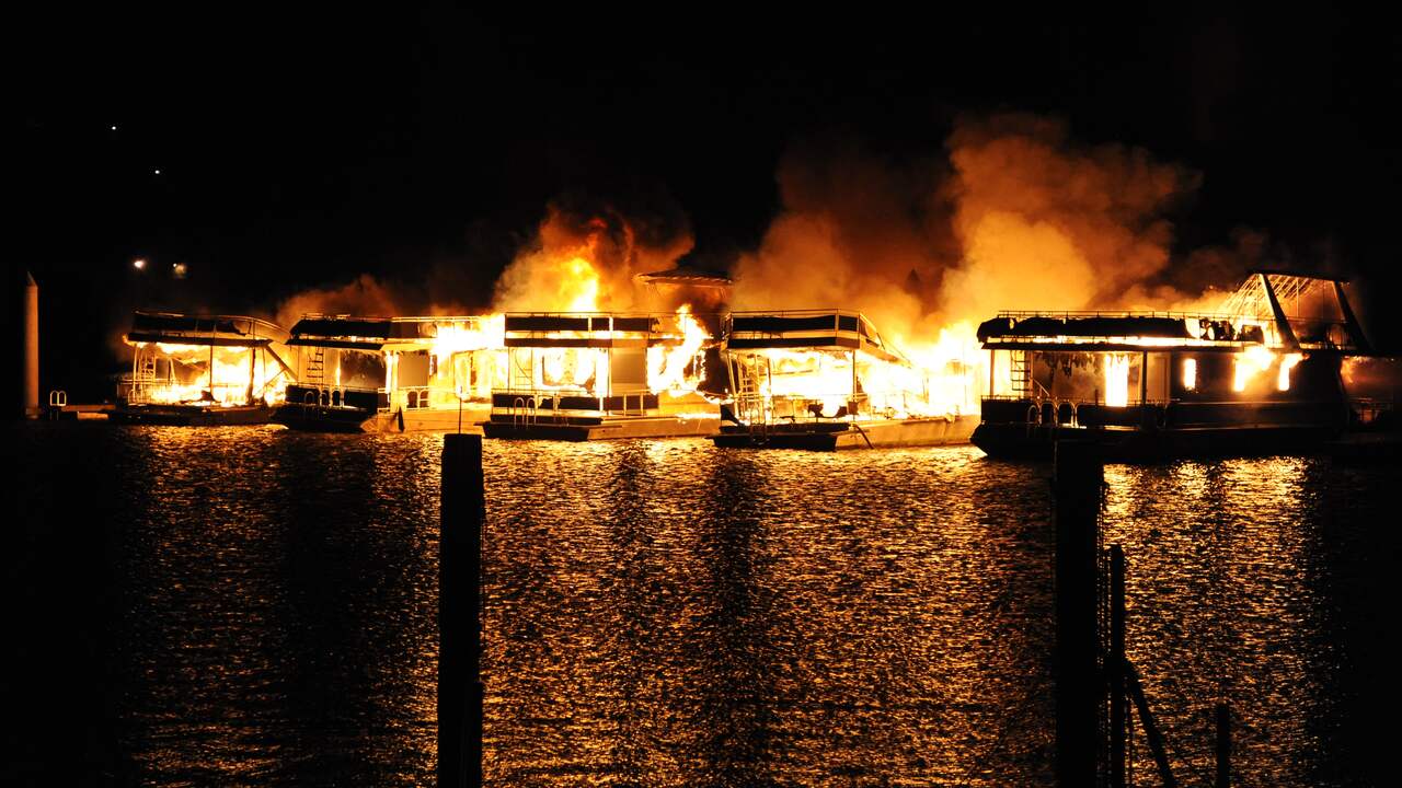 Politie zoekt jogger na brand in jachthaven Wessem