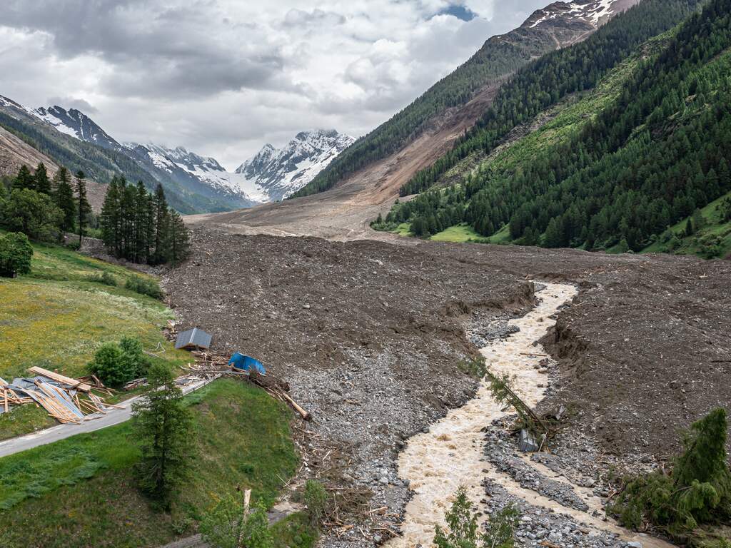 Wederopbouw en bewonen Zwitserse bergdorpen ter discussie na lawine Blatten