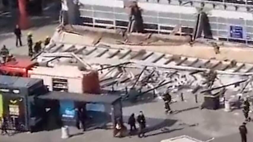 Beelden tonen hoe afdak van Servisch treinstation instort