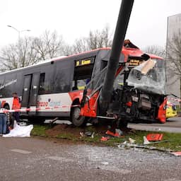 Acht mensen naar ziekenhuis na botsing stadsbus met verkeersbord in Nijmegen