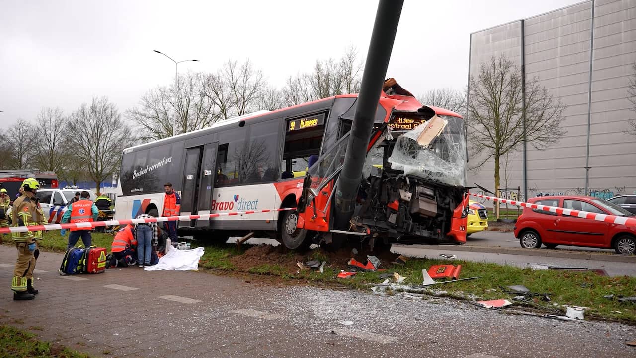 Acht mensen naar ziekenhuis na botsing stadsbus met verkeersbord in Nijmegen