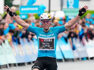 Teruggekeerde Wout van Aert ontsnapt aan val en voltooit hattrick in Denemarken