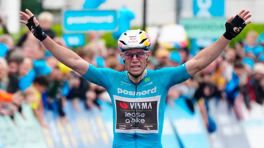 Teruggekeerde Wout van Aert ontsnapt aan val en voltooit hattrick in Denemarken