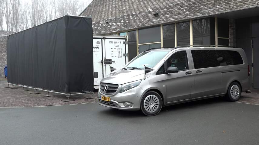 Extra sterfgevallen worden opgevangen in deze koelcontainers