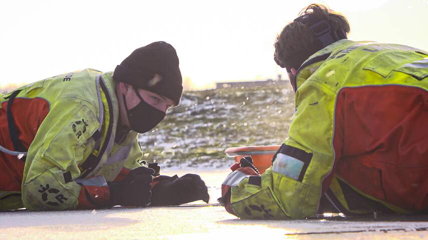Zo helpt de reddingsbrigade schaatsers die door het ijs zakken