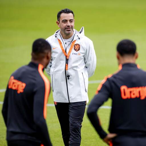 Illustratie bij: Xavi vertelt opstelling pas vlak voor aftrap aan spelers, Jurriën Timber inzetbaar