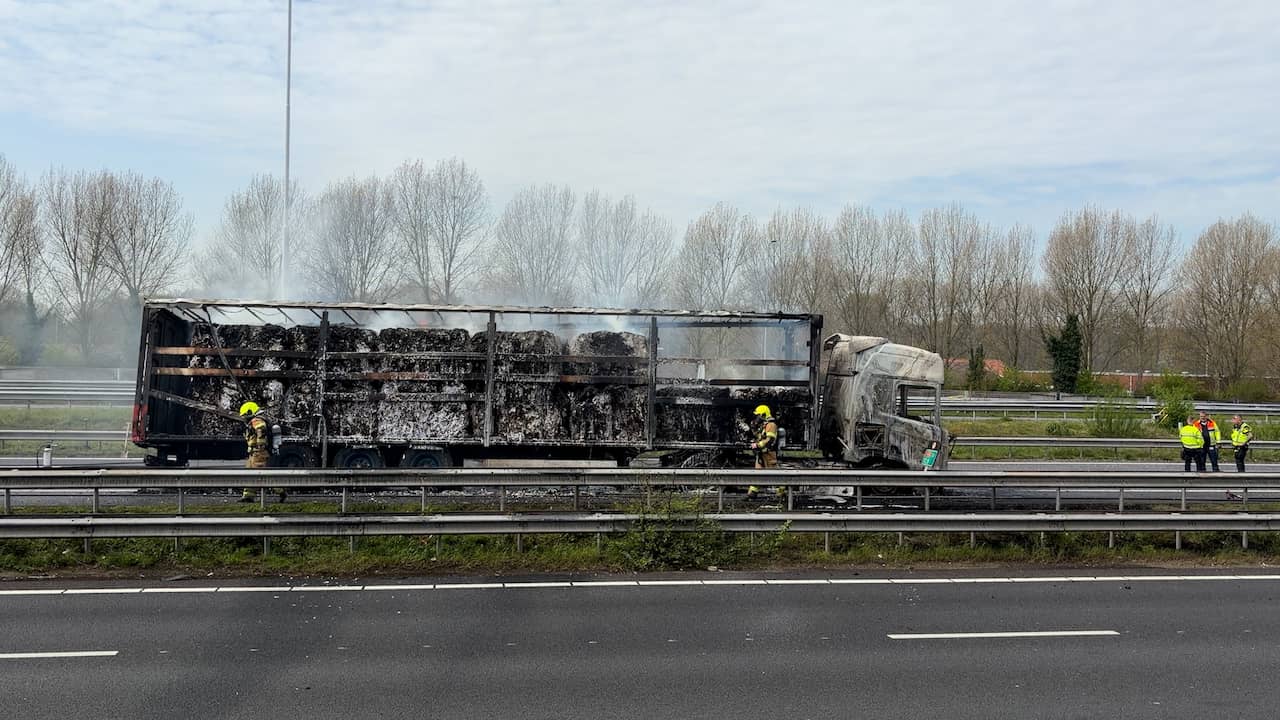 Video | A16 bij Rotterdam tijdelijk dicht vanwege brandende vrachtwagen