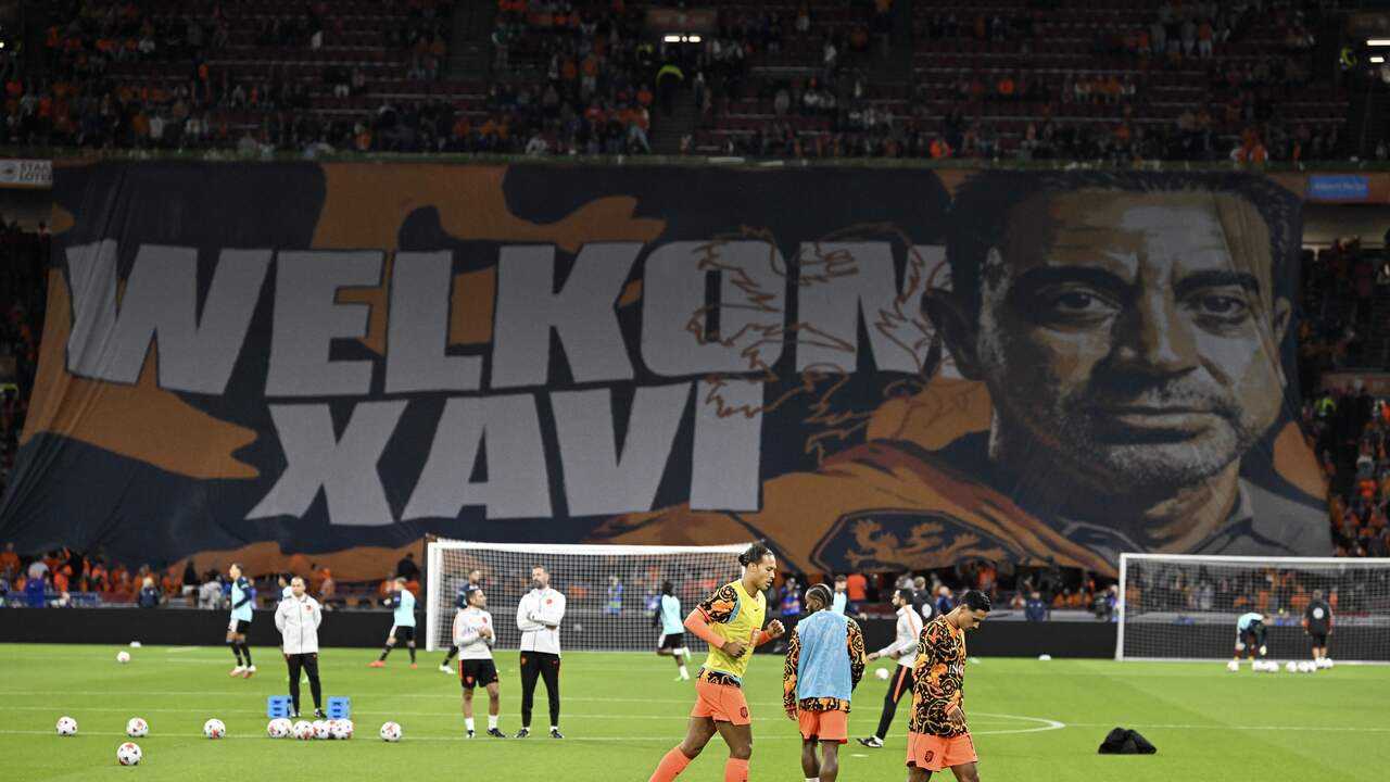 Foto bij Live Nations League | Spandoek voor Xavi bij debuut als bondscoach van Oranje