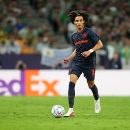 Live Champions League | Feyenoorder Zechiël mist vlak voor rust enorme kans