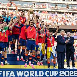 Video | Wereldkampioen Spanje houdt trofee omhoog met Trump er vlak naast