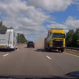 Video | Automobilist vermijdt frontale botsing met vrachtwagen in VK