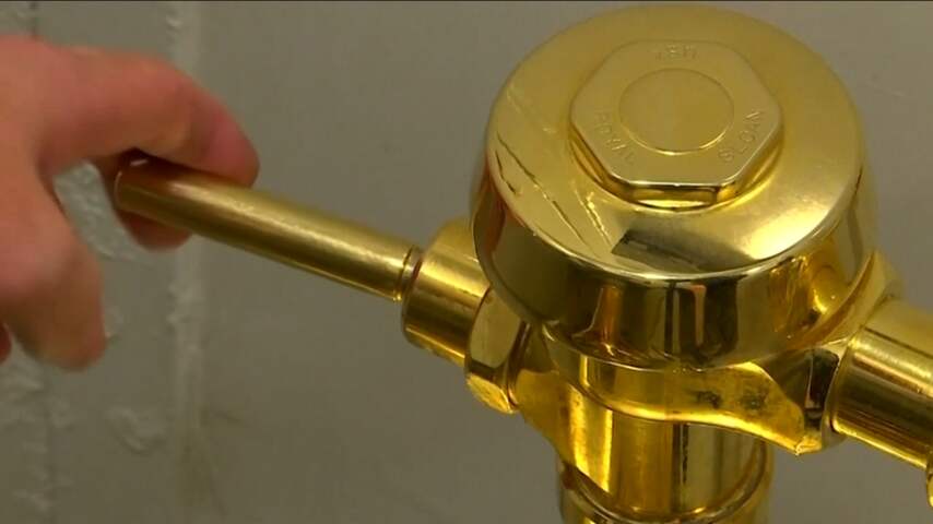 Bekijk hier de gouden toiletpot van het Guggenheim Museum