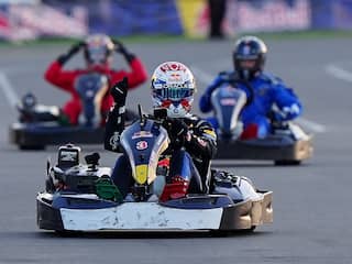 Verstappen verslaat honderd uitdagers met speels gemak in speciale kartrace