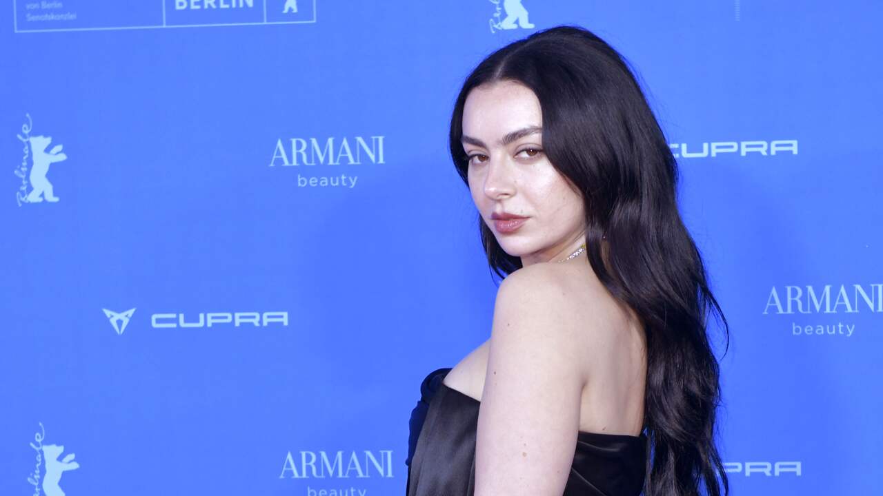 Foto bij Zangeres Charli xcx op Playboy-cover: 'Als ik me sexy voel, ben ik zelfverzekerd'