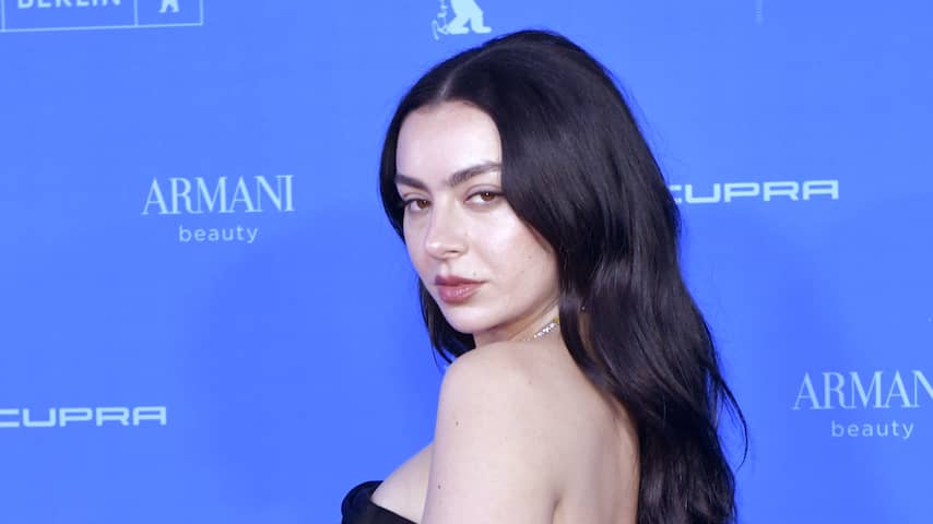 Zangeres Charli xcx op Playboy-cover: 'Als ik me sexy voel, ben ik zelfverzekerd'