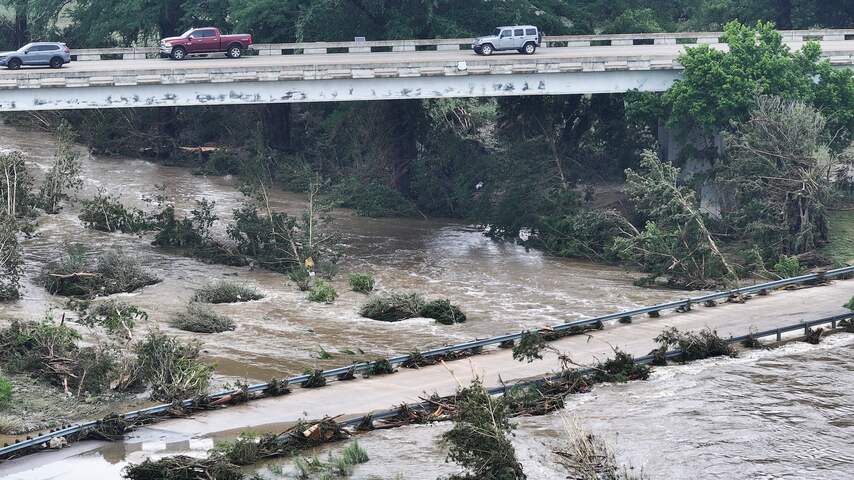 Verwoestende overstromingen zetten Texas onder water en eisen 32 levens | Buitenland | NU.nl