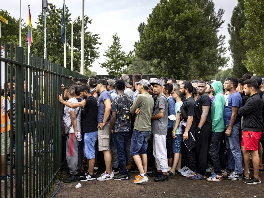 Deel personeel Ter Apel legde dinsdag het werk neer: 'Waar doe ik het voor?'