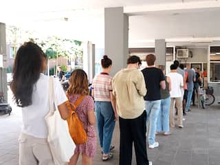 Mensen in de rij bij ondernemer die 300.000 eclipsbrillen aanbiedt