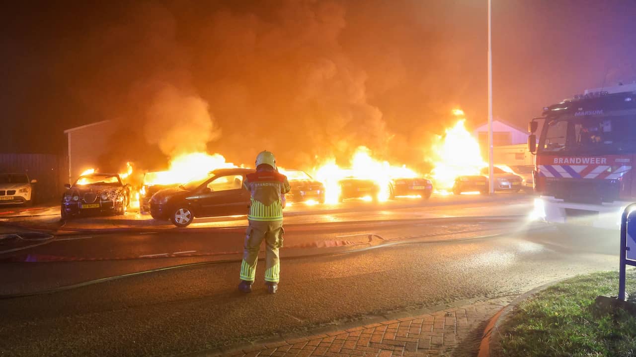 Video | Grote brand in Leeuwarden: tientallen auto’s verwoest bij autobedrijf
