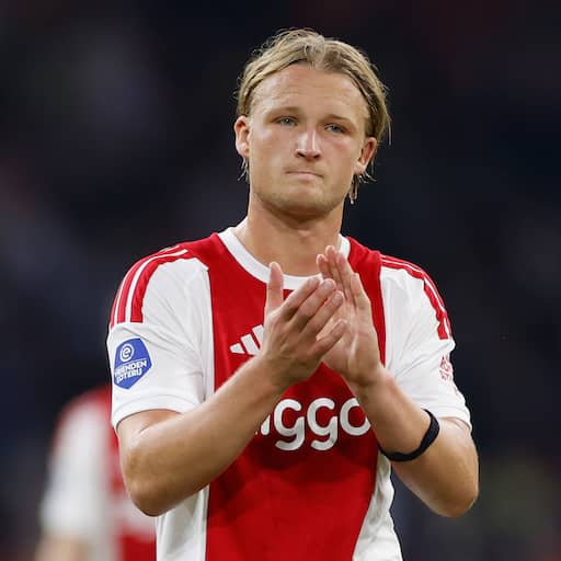 Illustratie bij: Ajax-spits Dolberg loopt knieblessure op en is 'langere tijd' uitgeschakeld