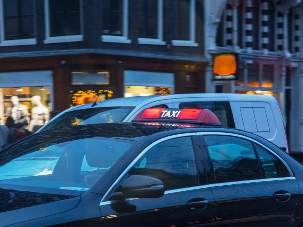 Beroofde taxichauffeur ontsnapt uit kofferbak in Amsterdam, daders gevlucht