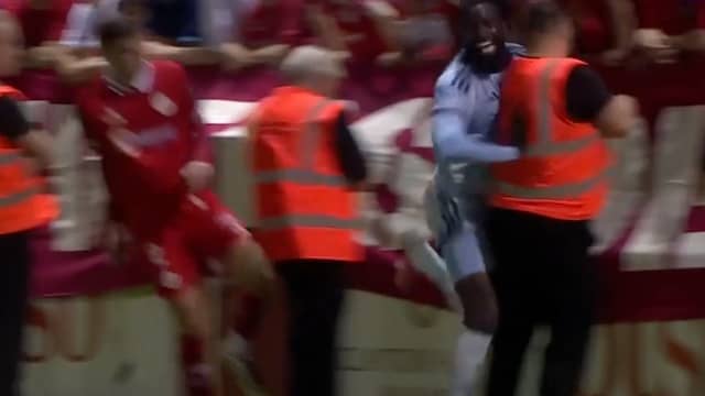 Ajax-spits Tolu krijgt duw van tegenstander en loopt steward omver