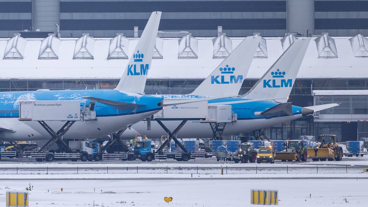 KLM schrapt vrijdag tachtig vluchten op Schiphol vanwege winters weer
