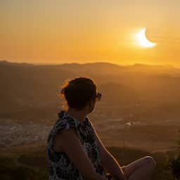 Nederlanders naar bijzondere plekken voor eclips: 'Hier hele dag regen voorspeld'