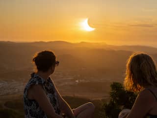 Nederlanders naar bijzondere plekken voor eclips: 'Hier hele dag regen voorspeld'