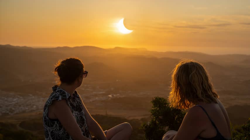 Nederlanders naar bijzondere plekken voor eclips: 'Hier hele dag regen voorspeld'