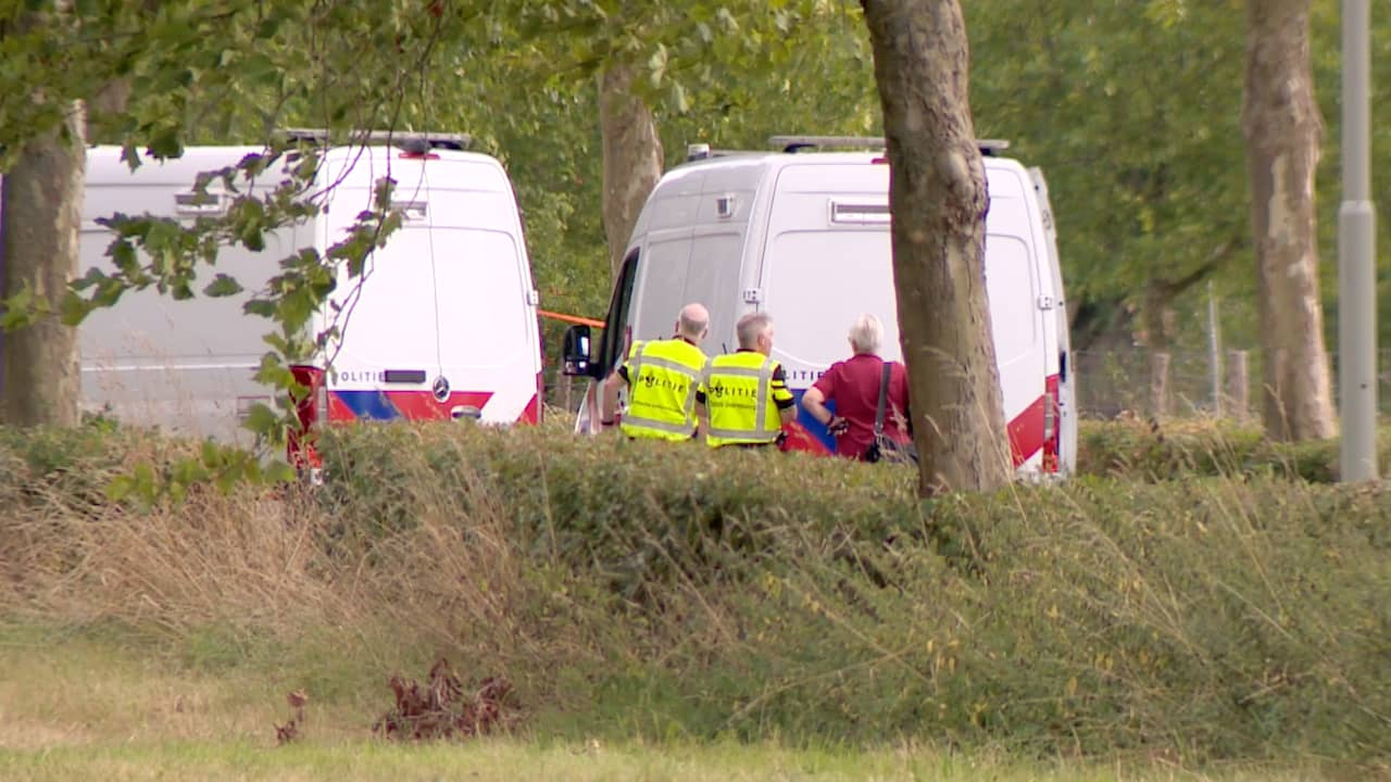 Beeld uit video: Plek van dodelijk ongeval in Geleen afgezet met schermen