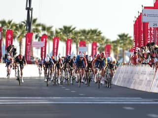 Jakobsen gehavend over de finish in UAE Tour, Jonathan Milan klopt broertje